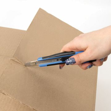 Нож канцелярский 9мм автофиксатор резиновые вставки блистер Universal Brauberg 1/24